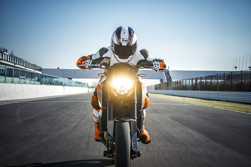 Illustration for article titled 2016 KTM Duke 690 And 690 R: The World's Best Street Scalpel Just Got Much, Much Sharper